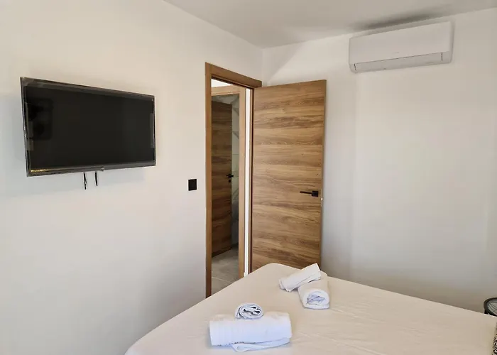 別荘 House Totally Refurbished In 2024, Terrace In Front Of The Sea, 1 Min Walk To The Beach, Aircon, Wifi *