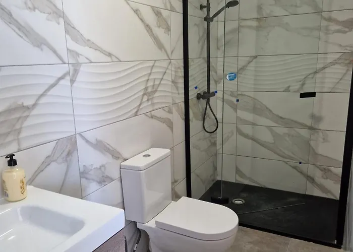 別荘 House Totally Refurbished In 2024, Terrace In Front Of The Sea, 1 Min Walk To The Beach, Aircon, Wifi *