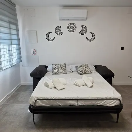 House Totally Refurbished In 2024, Terrace In Front Of The Sea, 1 Min Walk To The Beach, Aircon, Wifi Holiday home